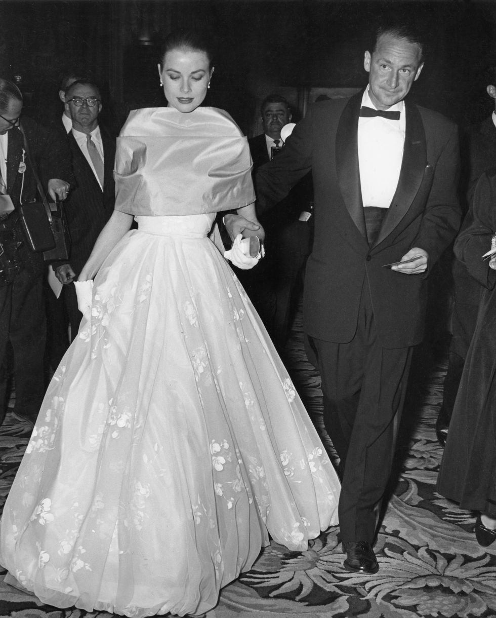 <p>後來成為摩納哥王妃的葛莉絲凱莉也曾踏上奧斯卡的紅毯，當年的裝扮是不是跟現在好萊塢女星十分不同呢？</p>