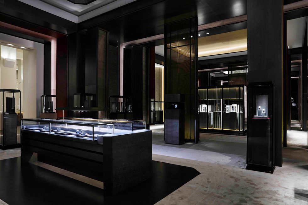 Floor, Interior design, Ceiling, Glass, Fixture, Transparent material, Display case, Column, 