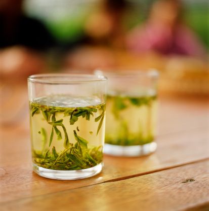 Green, Drink, Cocktail, Fluid, Alcoholic beverage, Tableware, Liquid, Drinkware, Distilled beverage, Liqueur, 