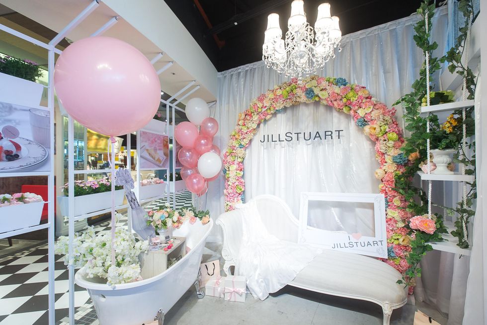 Decoration, Pink, Balloon, Party supply, Arch, Light fixture, Peach, Chandelier, Flower Arranging, Houseplant, 