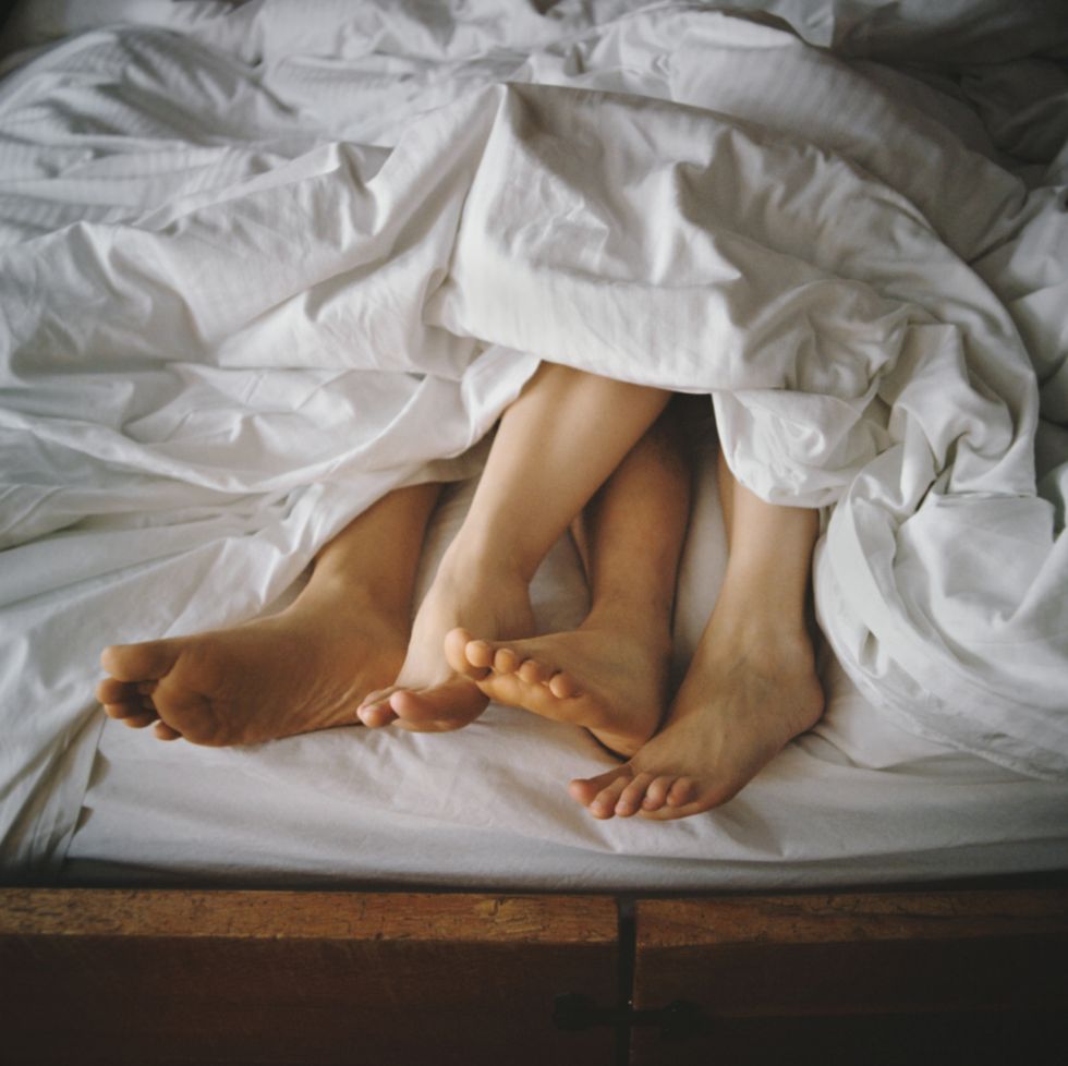 Toe, Barefoot, Comfort, Foot, Linens, Sole, Ankle, Blanket, Bed sheet, Bed, 