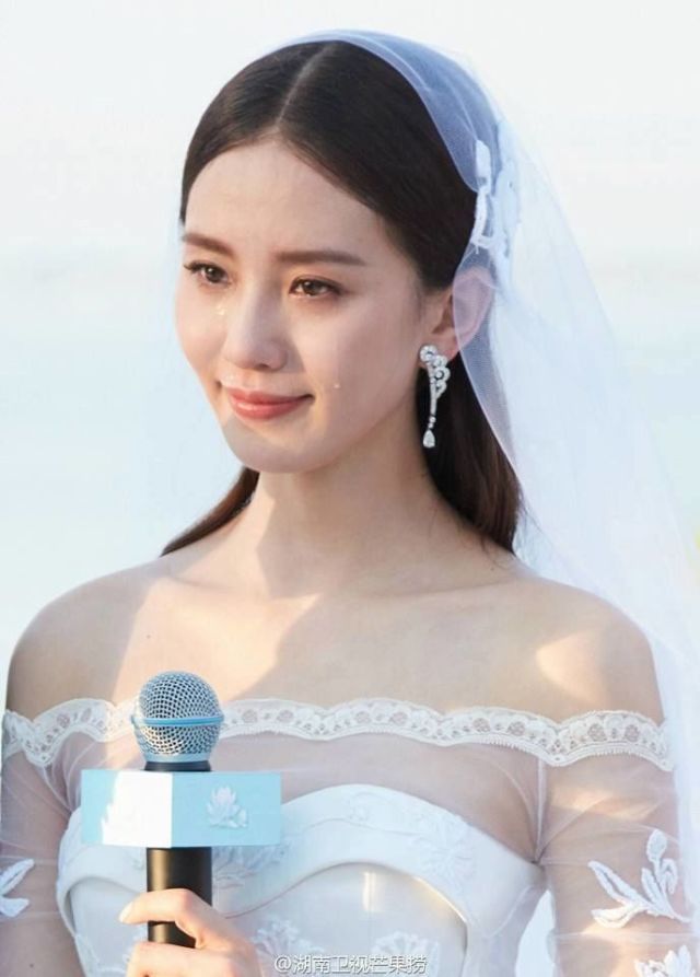 Clothing, Ear, Audio equipment, Hairstyle, Skin, Forehead, Shoulder, Eyebrow, Photograph, Strapless dress, 