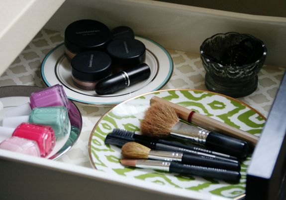 Brush, Cosmetics, Lavender, Lipstick, Paint brush, Material property, Dishware, Kitchen appliance, Makeup brushes, Stationery, 