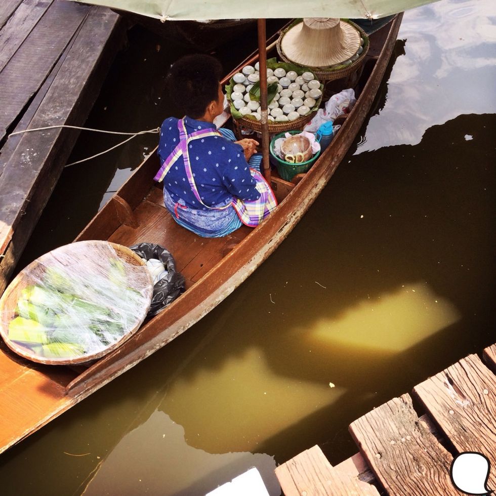 Boat, Watercraft, Dishware, Serveware, Skiff, Boats and boating--Equipment and supplies, Reflection, Sun hat, Saucer, Fedora, 