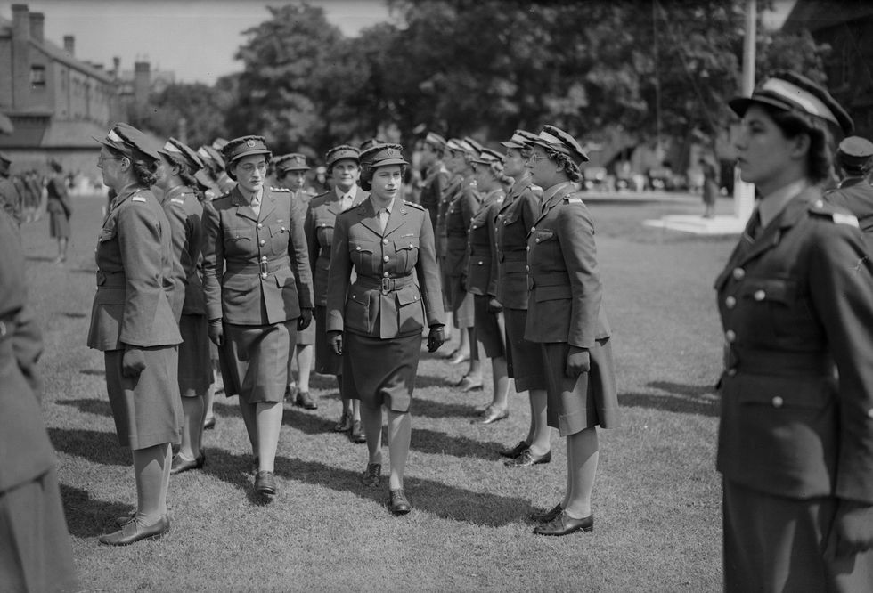 <p>1946年六月，伊麗莎白公主在英國溫莎視察英國陸軍婦女隊Auxiliary Territorial Service的培訓生。</p>
