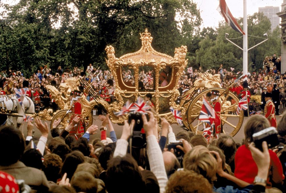 <p>1977年六月，英國女王在登基25週年紀念日上乘坐鍍金馬車向英國民眾致意。</p>