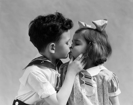Child, Style, Interaction, Monochrome photography, Love, Gesture, Monochrome, Black-and-white, Toddler, Kiss, 