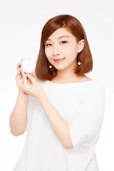Clothing, Lip, Finger, Hairstyle, Skin, Sleeve, Shoulder, Joint, White, Elbow, 
