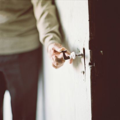 Finger, Joint, Door, Beige, Thumb, Street fashion, Nail, Cuff, Door handle, Pocket, 