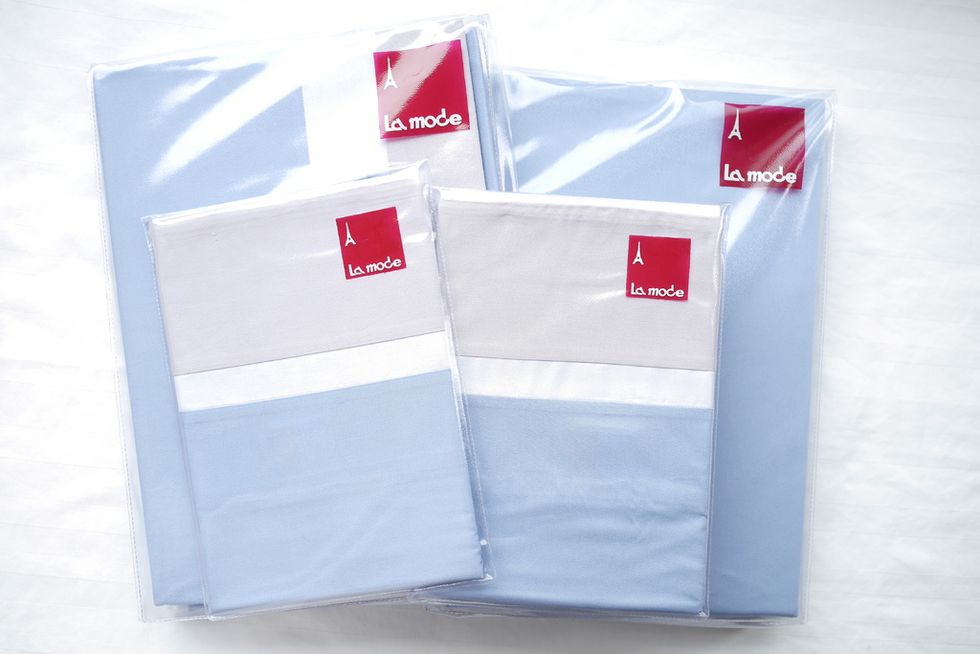 Product, Logo, Carmine, Brand, Symbol, Active shirt, Shopping bag, Trademark, 