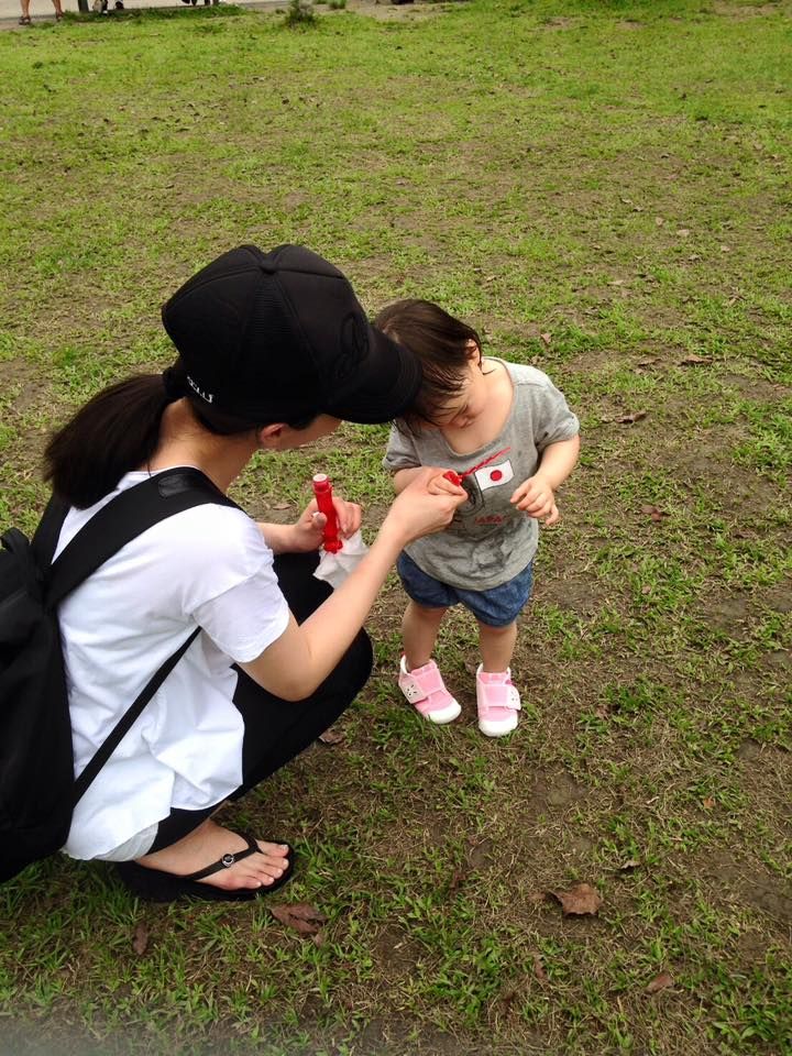 Human, Grass, Shoe, Hat, Slipper, Child, Baby & toddler clothing, Interaction, People in nature, Bag, 