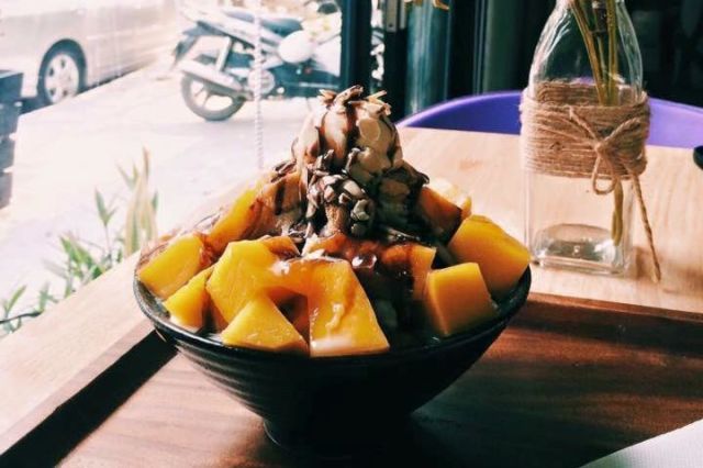 <p>The Mana Bingsu仿韓式的泰國冰店，創意的冰品充滿水果與穀片的組合，看起來鮮豔無比！</p>