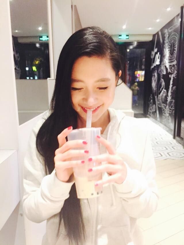 Hand, Drinking straw, Beauty, Drinking, Black hair, Tooth, Nail, Cup, Taste, Teacup, 