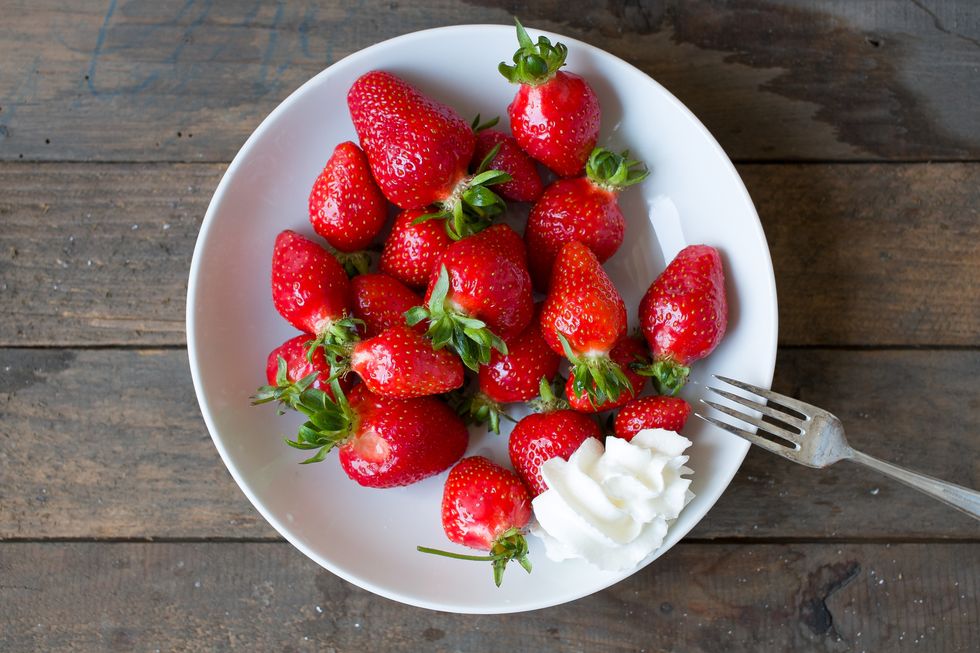Food, Dishware, Natural foods, Fruit, White, Serveware, Red, Strawberry, Sweetness, Produce, 