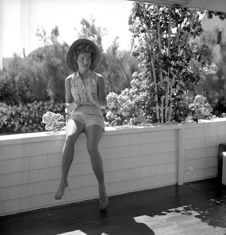 <p>年輕時的第一夫人賈桂琳‧甘迺迪穿著夏日度假必備短褲、無袖襯衫和草帽的經典照片。喜歡法國時裝的她被美國國內和國際視為時尚偶像。</p>