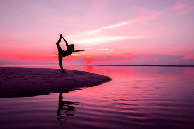 Human body, Human leg, Magenta, Exercise, Coastal and oceanic landforms, Sunset, People in nature, Reflection, Physical fitness, Active pants, 
