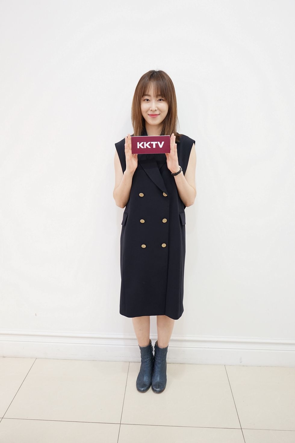 Clothing, Sleeve, Collar, Shoulder, Joint, Standing, Style, Bangs, Dress, Street fashion, 