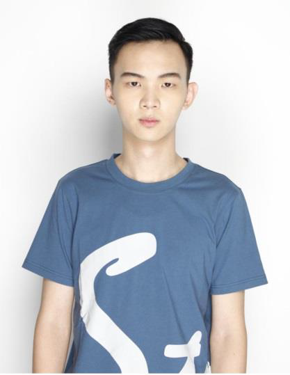 Clothing, Ear, Hairstyle, Sleeve, Forehead, Shoulder, Standing, Joint, T-shirt, Style, 