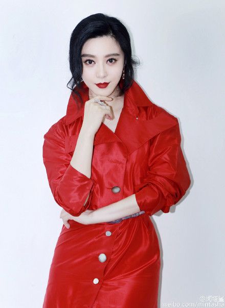 Lip, Hairstyle, Collar, Sleeve, Shoulder, Textile, Red, Standing, Style, Jacket, 