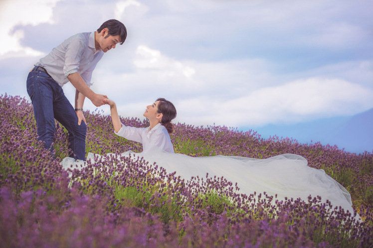 Purple, Lavender, Happy, People in nature, Interaction, Violet, Love, Wildflower, Groundcover, Meadow, 