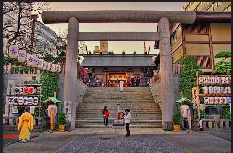 Pedestrian, Chinese architecture, Stairs, Japanese architecture, Sidewalk, Shrine, Column, Temple, Retail, 