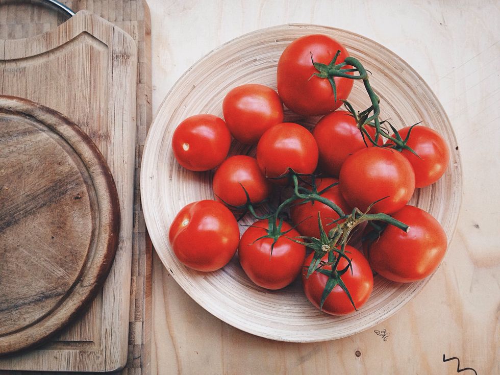 Wood, Tomato, Vegan nutrition, Produce, Vegetable, Plum tomato, Fruit, Bush tomato, Natural foods, Food, 
