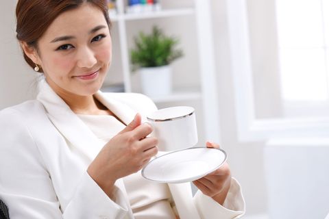 Coffee cup, Cup, Serveware, Drinkware, Dishware, Eyelash, Tableware, Teacup, Houseplant, Mug, 