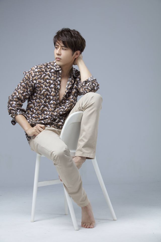 Human body, Joint, Sitting, Collar, Fashion, Knee, Beige, Photo shoot, Fashion model, Fashion design, 