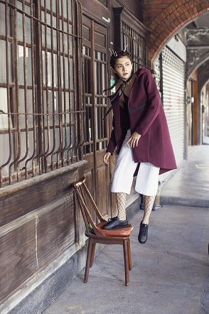 Boot, Costume design, Street fashion, Costume, Fur, Vintage clothing, Overcoat, Frock coat, Mantle, Knee-high boot, 