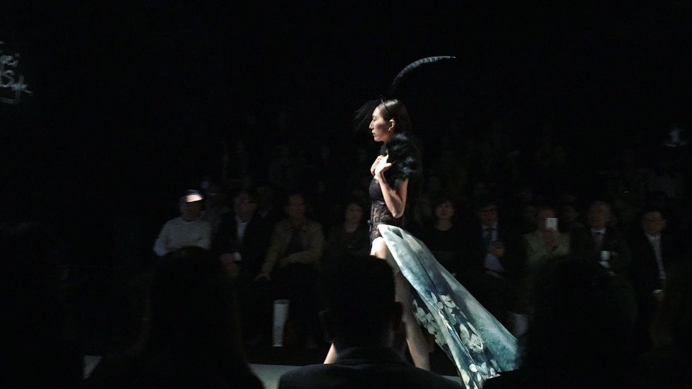 Darkness, Gown, Midnight, Hair accessory, Costume design, Performance art, Fashion show, Haute couture, Long hair, Audience, 