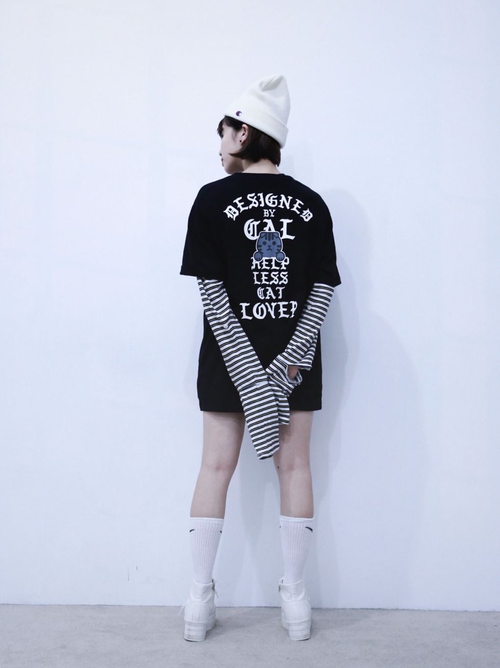 Sleeve, Shoulder, Human leg, Joint, Standing, Cap, Style, Knee, Street fashion, Costume accessory, 