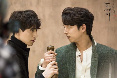 Microphone, Hairstyle, Style, Collar, Blazer, Sharing, Black hair, Conversation, Acting, Vintage clothing, 