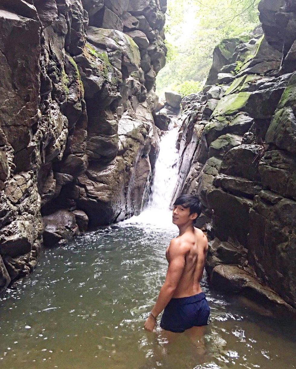 Body of water, Water resources, Barechested, Watercourse, Stream, Vacation, Valley, Muscle, Formation, Trunk, 