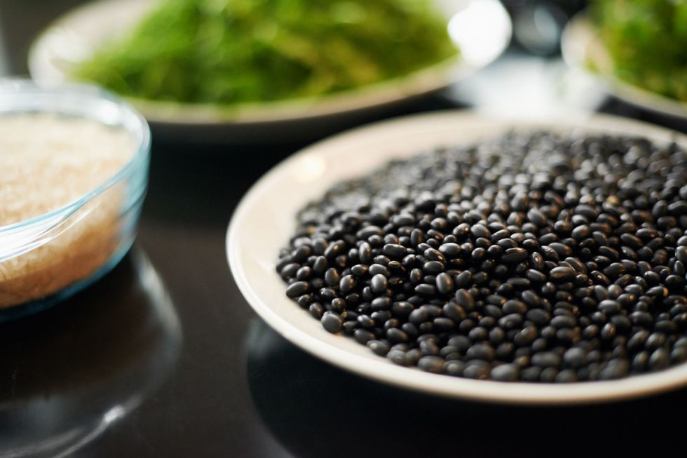 <p><span>黑豆有安定情緒的功效，可以炒過之後，再與其他養生食材一起煮成茶～ 或是運用黑豆，與大骨等等，一起熬煮成湯 ♥ 同時黑豆也可以幫助降血壓、維護腸道健康，好處多多！</span></p>