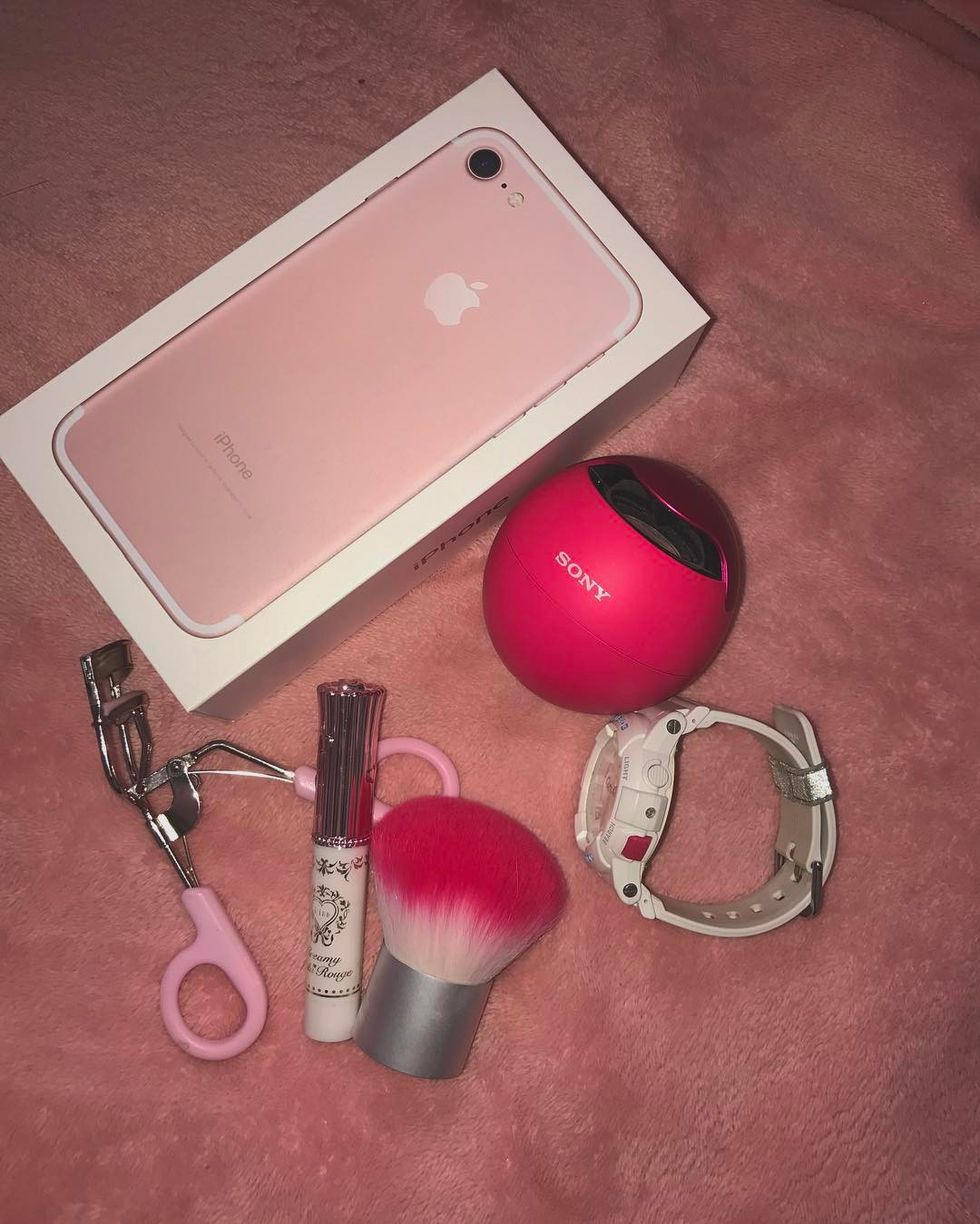 Red, Pink, Electronic device, Magenta, Brush, Laptop part, Lipstick, Gadget, Material property, Computer, 
