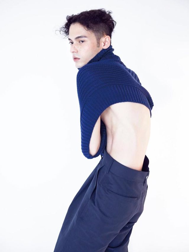 Sleeve, Human body, Shoulder, Elbow, Standing, Joint, Waist, Electric blue, Knee, Neck, 