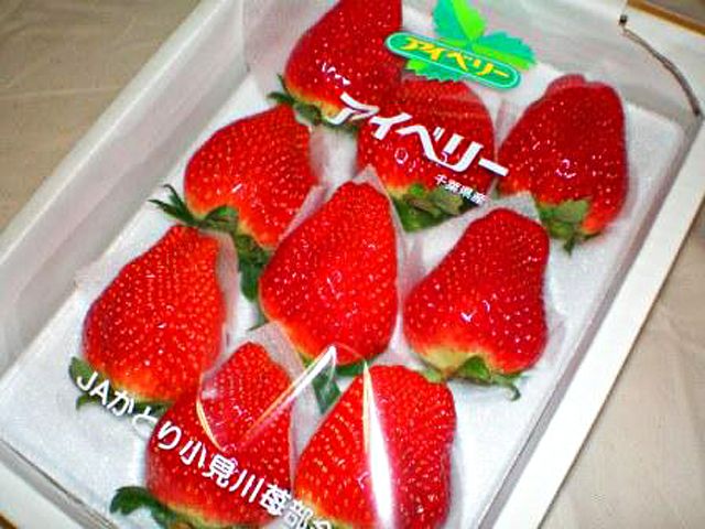 Food, Fruit, Natural foods, White, Strawberry, Produce, Sweetness, Carmine, Strawberries, Accessory fruit, 
