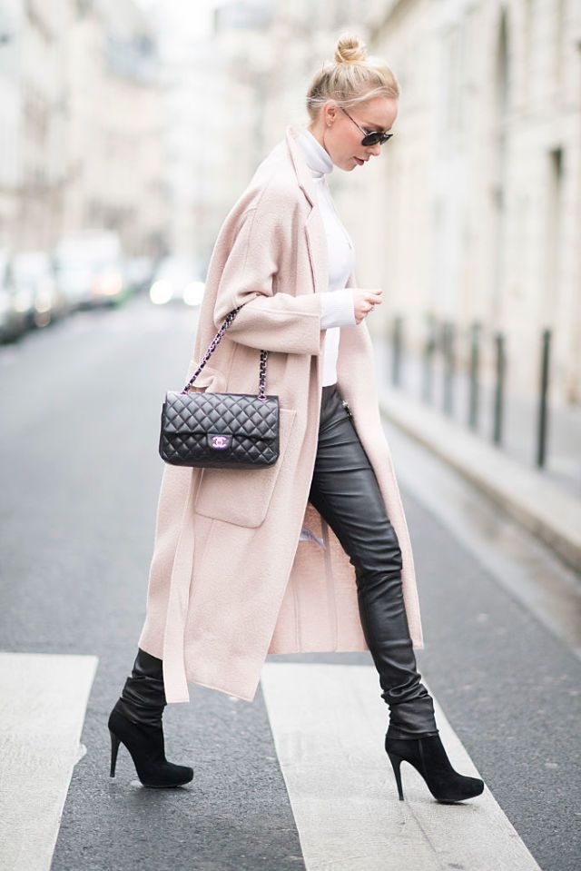 <p>粉色大衣增添了一些女生柔軟的春天氣息，而帥氣的黑色皮褲與包包形成對比，同時也讓腿部線條比例更加顯瘦，再穿上高跟鞋加強身體比例。</p>