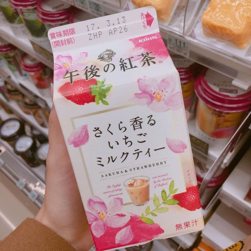 <p>「午後的紅茶」的奶茶一直是COSMO Angel的最愛，沒想到在日本竟推出櫻花草莓奶茶！清香的櫻花加上香甜的草莓，根本是夢幻雙重奏！跪求台灣的便利商店可以進口這款商品。</p>