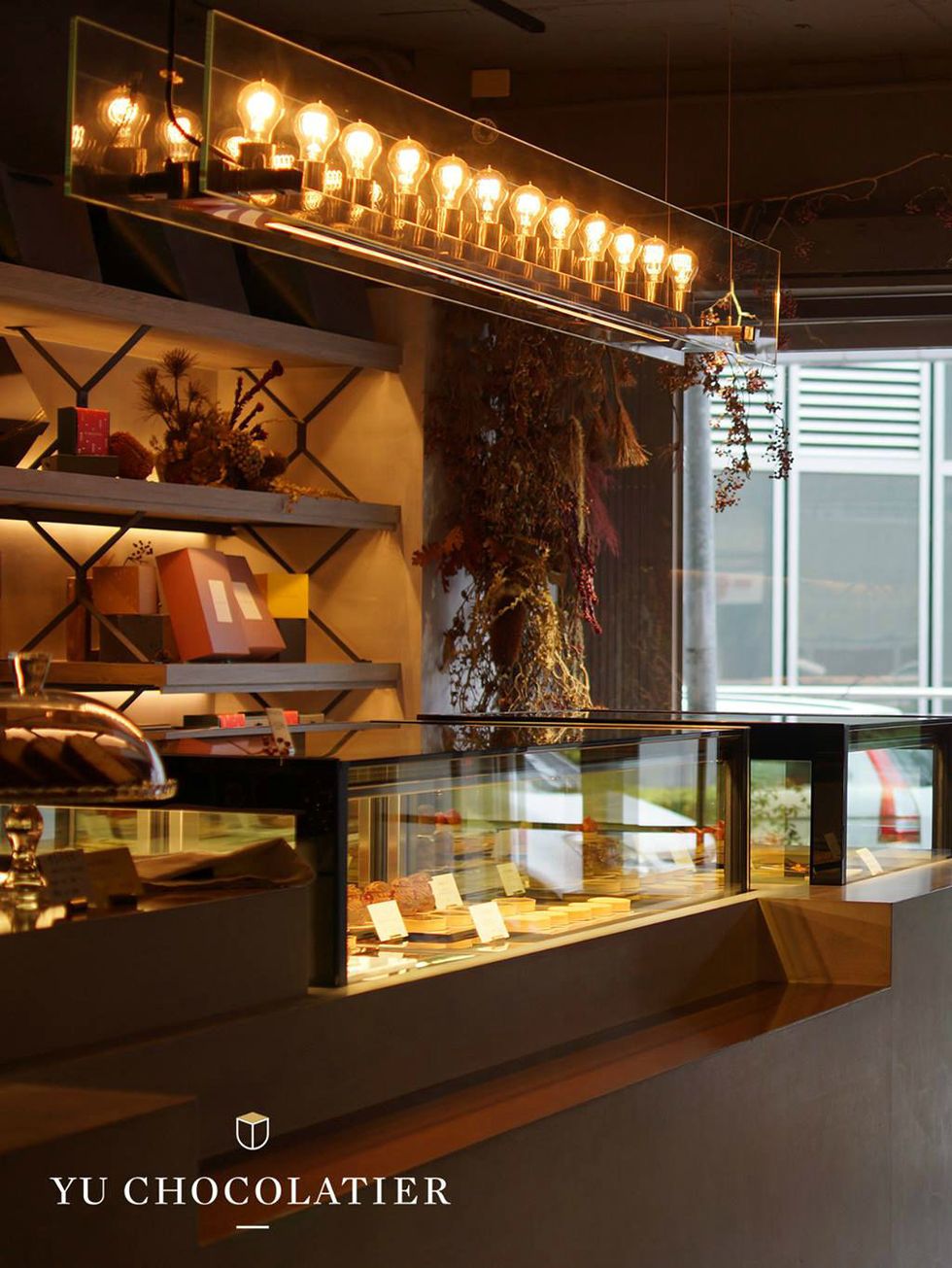 Display case, Lighting, Ceiling, Interior design, Light fixture, Room, Building, Architecture, Glass, Tourist attraction, 
