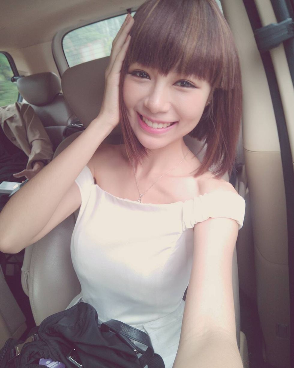 Hairstyle, Bangs, Beauty, Bag, Chest, Vehicle door, Car seat, Long hair, Luggage and bags, Hime cut, 