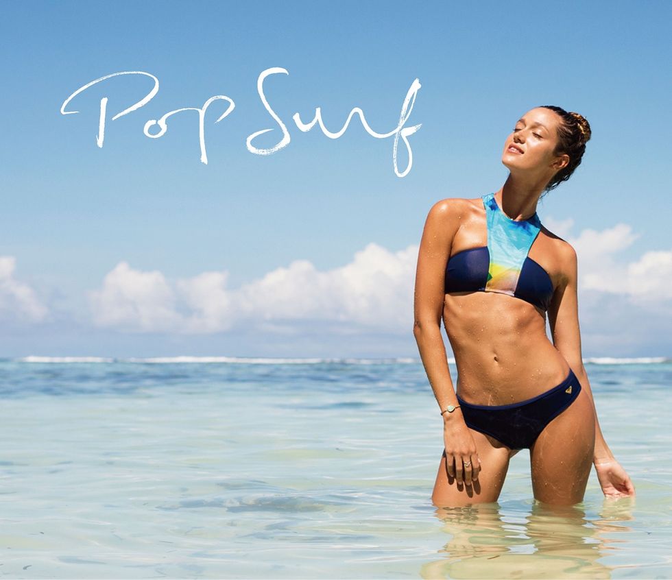 ROXY「POP SURF - 艷染蔚藍」獨特拼接套領平口比基尼 展現女孩自信曲線