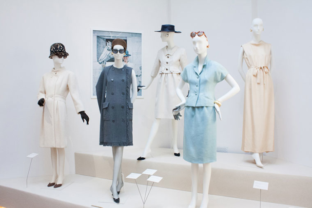 <p>Audrey Hepburn跟時尚品牌Givenchy的始創人Hubert De Givenchy一直以來不但是合作夥伴，更是大家的摯友！這次展覽由現年89歲的設計大師Givenchy一手舉辦，親自挑選了自己從1952年到1995年為Hepburn 設計的戲服！</p>