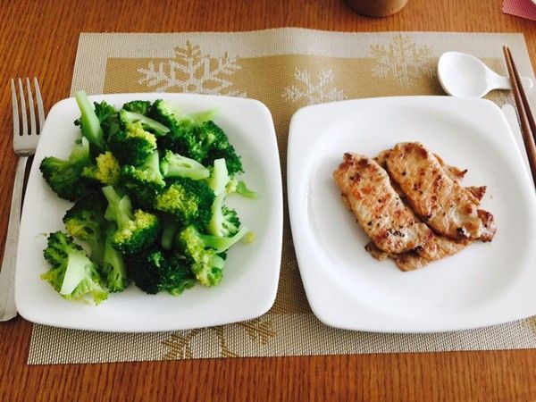 Food, Dishware, Broccoli, Cuisine, Tableware, Plate, Ingredient, Leaf vegetable, Dish, Kitchen utensil, 