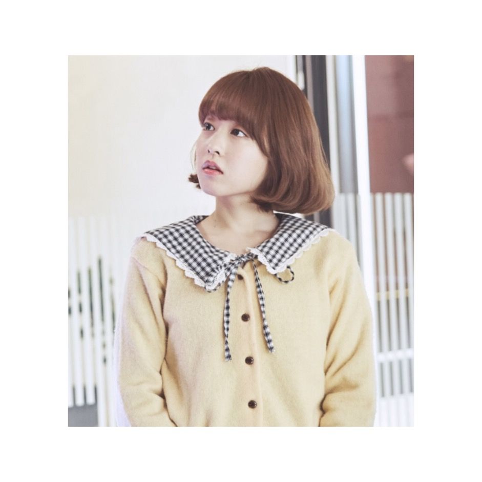 Hair, Clothing, Collar, Hairstyle, Outerwear, Neck, Beige, Sleeve, Bangs, Shoulder, 