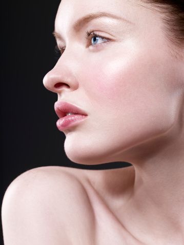 <p>台灣氣候悶熱加上空氣汙染嚴重，導致肌膚容易油水不平衡，分泌出更多的油脂就會脫妝，另外如果妝前保養使用太過滋潤的保養品，讓肌膚內有太多油脂是造成脫妝的原因之一喔！</p><p>延伸閱讀文章：<a href="http://www.cosmopolitan.com.tw/beauty/make-up/news/g699/summer-makeup-skill-how-to/" data-tracking-id="recirc-text-link">夏日控油裸顏的秘訣</a></p>