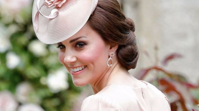 <p>英國王妃Kate Middleton貴為全球最有時尚影響力的女性，她的高貴打扮總是成為大眾的模仿對象。在英國傳統禮儀中，帽子佔有重要角色和地位，而Kate Middleton也會在重要場合以設計獨特的帽子作搭配。別小看這頂小小的帽子，當中其實大有學問！COSMO Angel現在就來拆解有關Kate Middleton頭頂的秘密。<span class="redactor-invisible-space" data-verified="redactor" data-redactor-tag="span" data-redactor-class="redactor-invisible-space"></span></p>