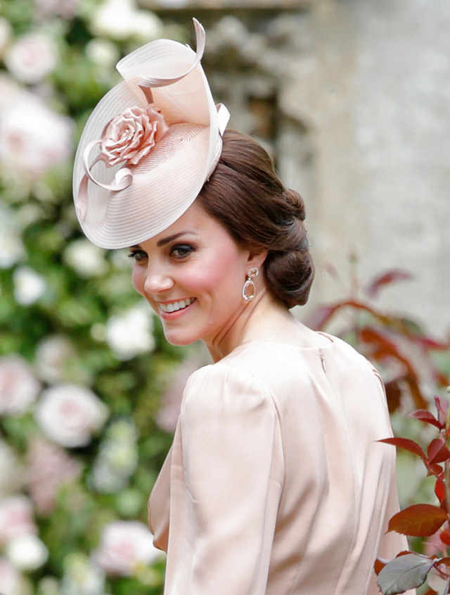 <p>但事實上，Kate Middleton頭上的不是帽子而是頭飾。頭飾起源於早期英國皇室，主要以羽毛、蝴蝶結以及小珠子製作而成。這款在過去只屬於貴族的頭飾，已經逐漸成為上流社會甚至是平民也可配戴。</p>