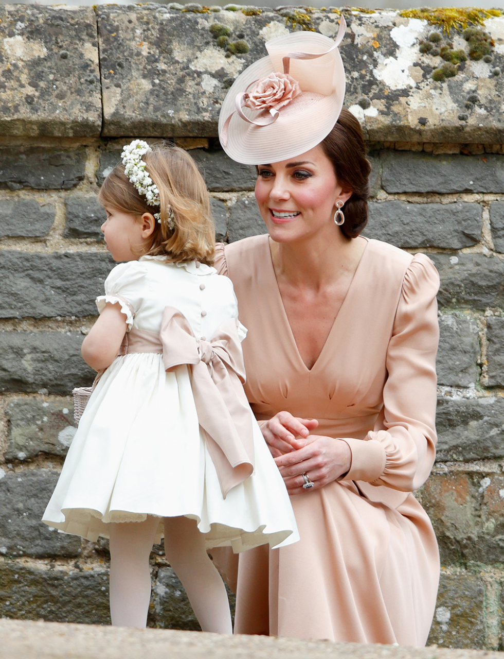 <p>前陣子，英國王妃Kate Middleton出席妹妹Pippa Middleton的婚禮，穿上Alexander McQueen玫瑰金色禮服現身，頭上搭配一頂設計流線形的「禮帽」，整體造型高貴優雅，又不會搶去妹妹的風頭。</p>