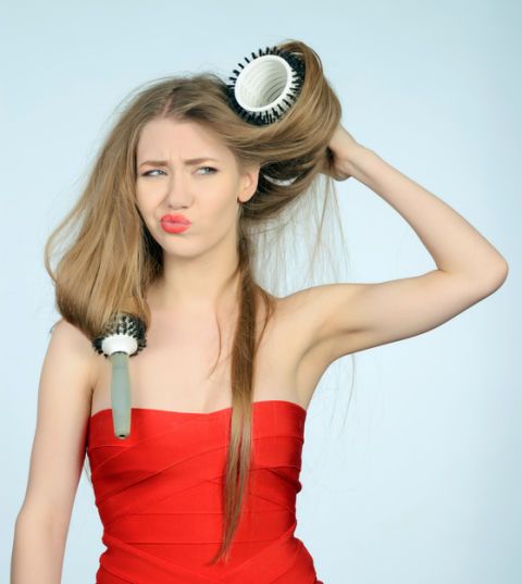 <p>頭髮表面的角質毛鱗層可以說是一層保護膜，能夠保存秀髮的含水量，當妳過度的染燙又沒有好好護髮，使用過熱的水來洗頭髮，或是在完全沒抹髮品的情況下硬把打結的頭髮扯開等等，都會導致頭髮表層的毛鱗片損傷，進而造成髮絲內部水份和蛋白質容易流失，使得頭髮看起來毛躁乾枯。<span class="redactor-invisible-space" data-verified="redactor" data-redactor-tag="span" data-redactor-class="redactor-invisible-space"></span></p>